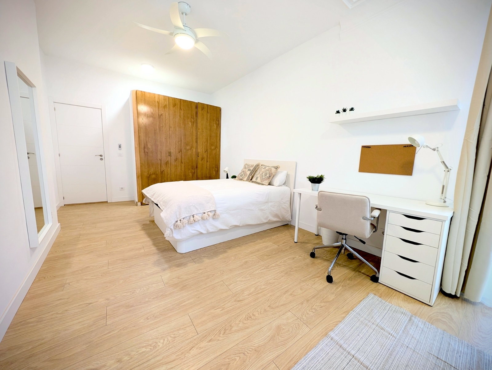 Cama doble / 1.40m x 1.90m / 600€