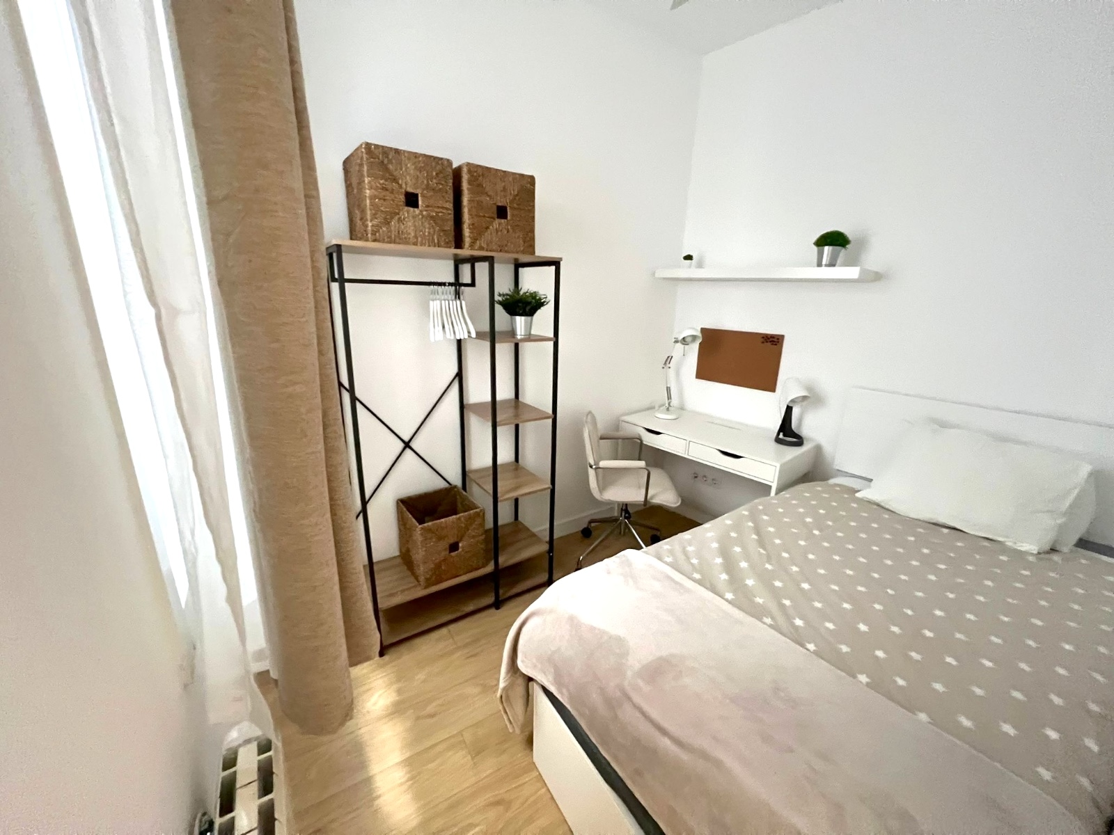 Cama doble / 1.40m x 1.90m / chimenea decorativa / 640€