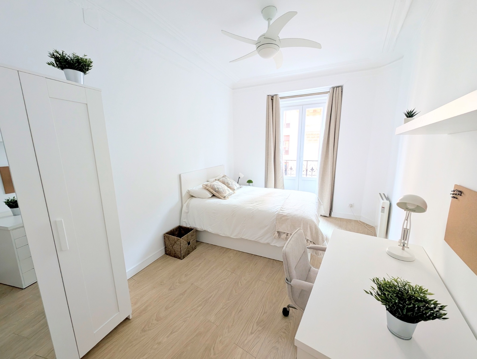 Cama doble / 1.40m x 1.90m / balcón / 495€