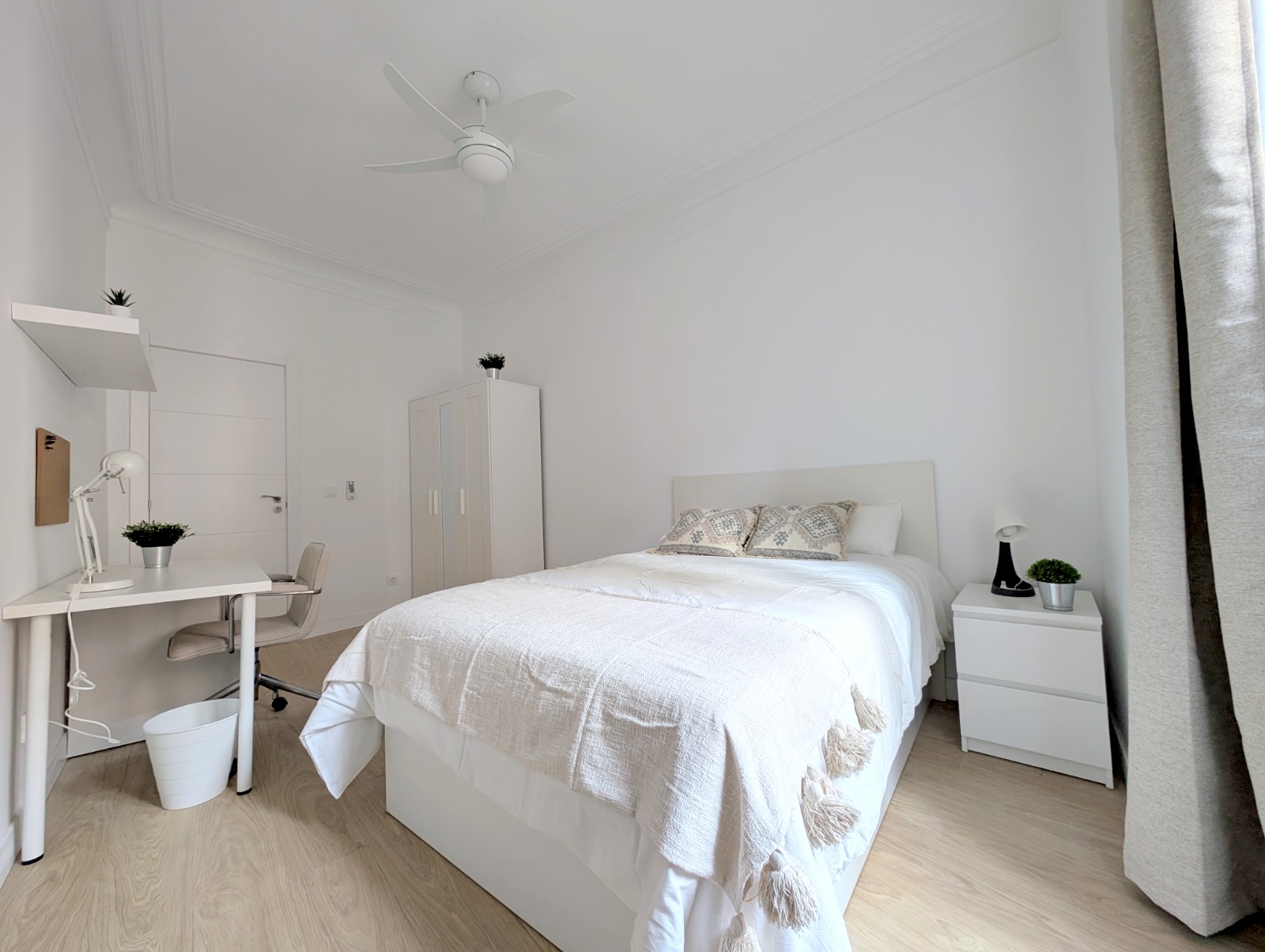 Cama doble / 1.40m x 1.90m / balcón / 495€