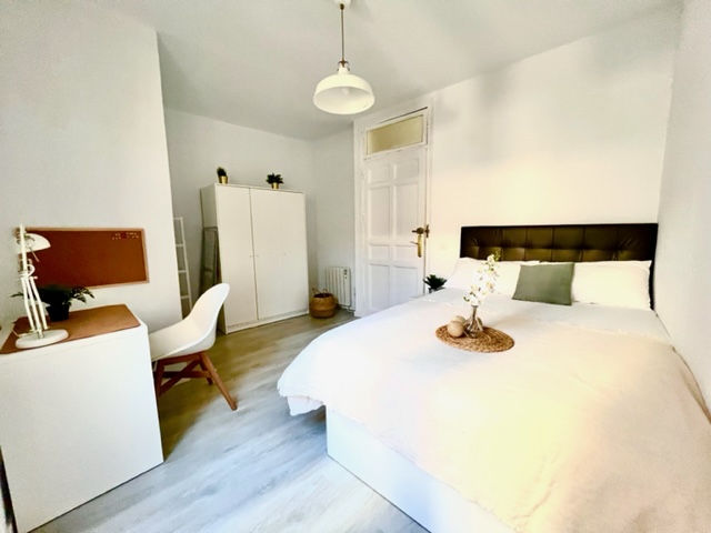 Single double bed / 1.35m x 1.90m / €600