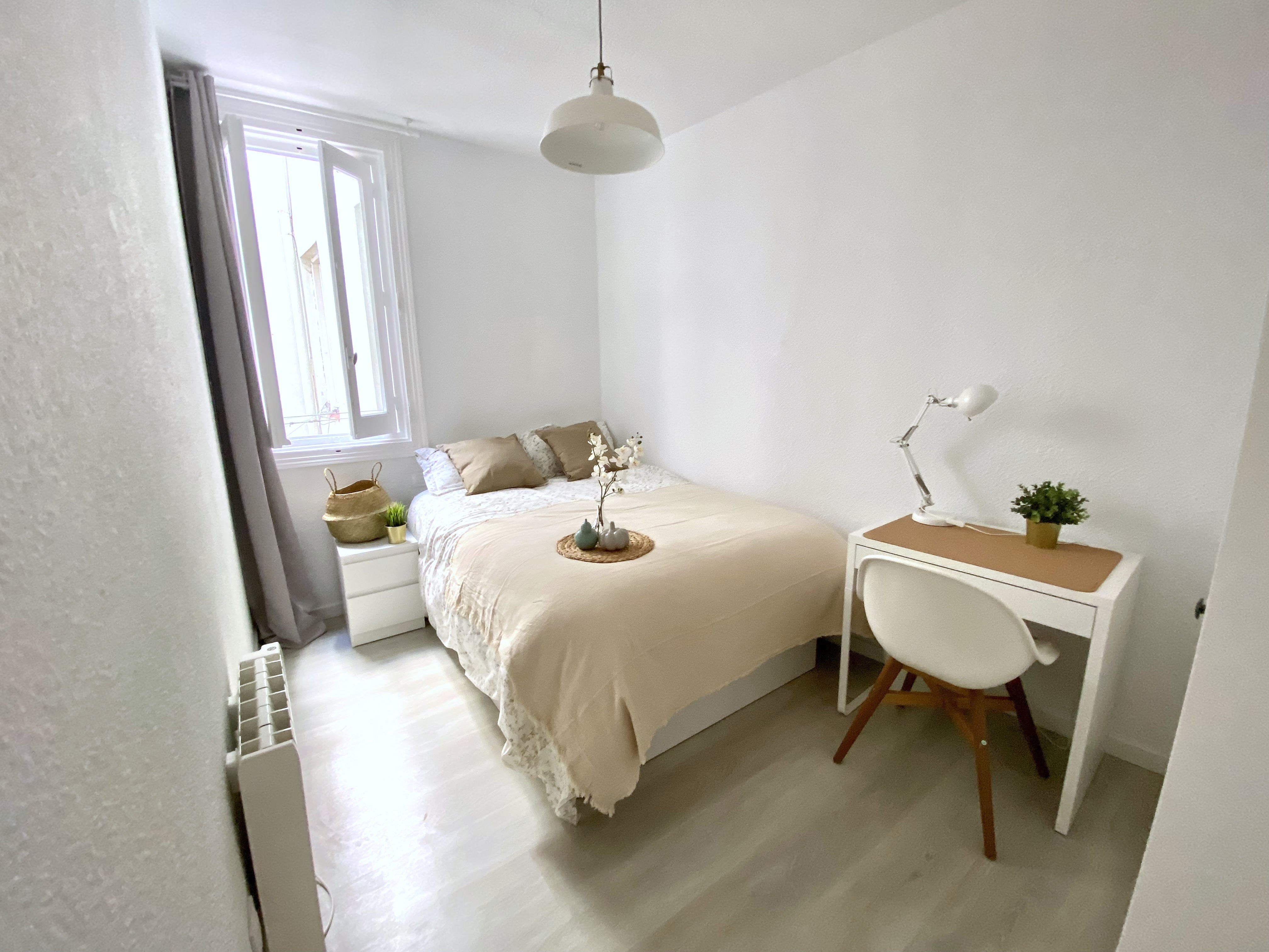 Single double bed / 1.35m x 1.90m / balcony / €495