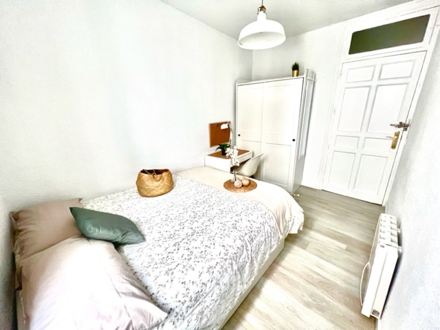Single double bed / 1.35m x 1.90m / balcony / €495