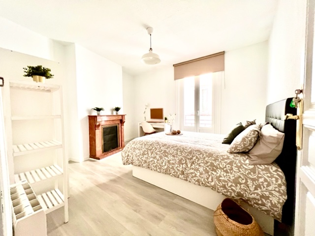 Single double bed / 1.35m x 1.90m / decorative chimney / €640