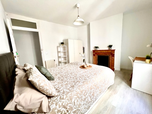 Single double bed / 1.35m x 1.90m / decorative chimney / €640