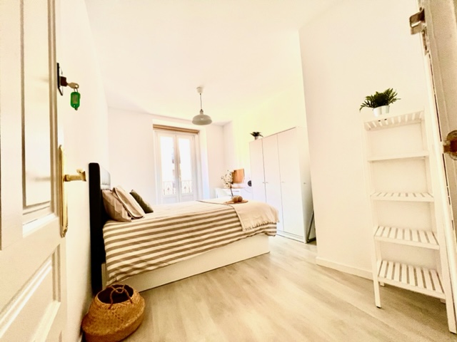 Single double bed / 1.35m x 1.90m / balcony / €640