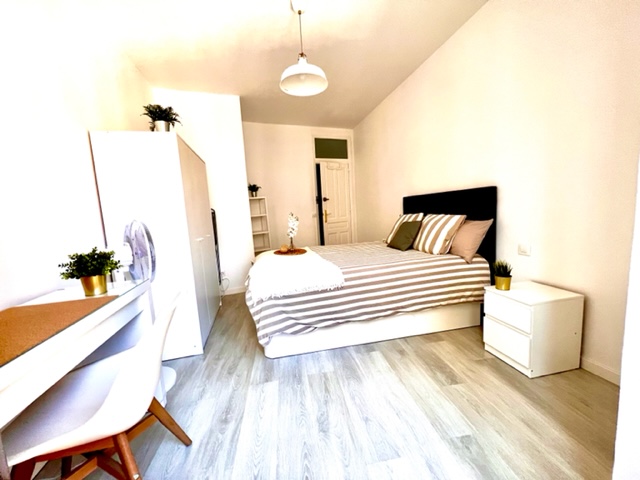 Single double bed / 1.35m x 1.90m / balcony / €640