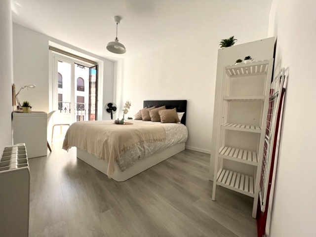 Single double bed / 1.35m x 1.90m / balcony / €640