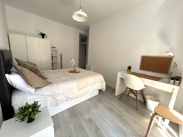 Single double bed / 1.35m x 1.90m / balcony / €640